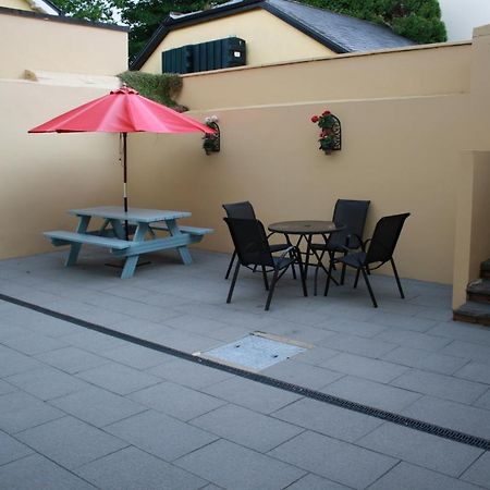 Luxury Townhouse -Free Private Parking- 2 Bedrooms Both En-Suite -Sleeps 5 - Fully Equipped Kitchen, Dining Room- Living Room With Tv Dvd Outside Courtyard With Seating - Fast Wi-Fi- 2-Minute Walk To Town Centre Killarney Dış mekan fotoğraf