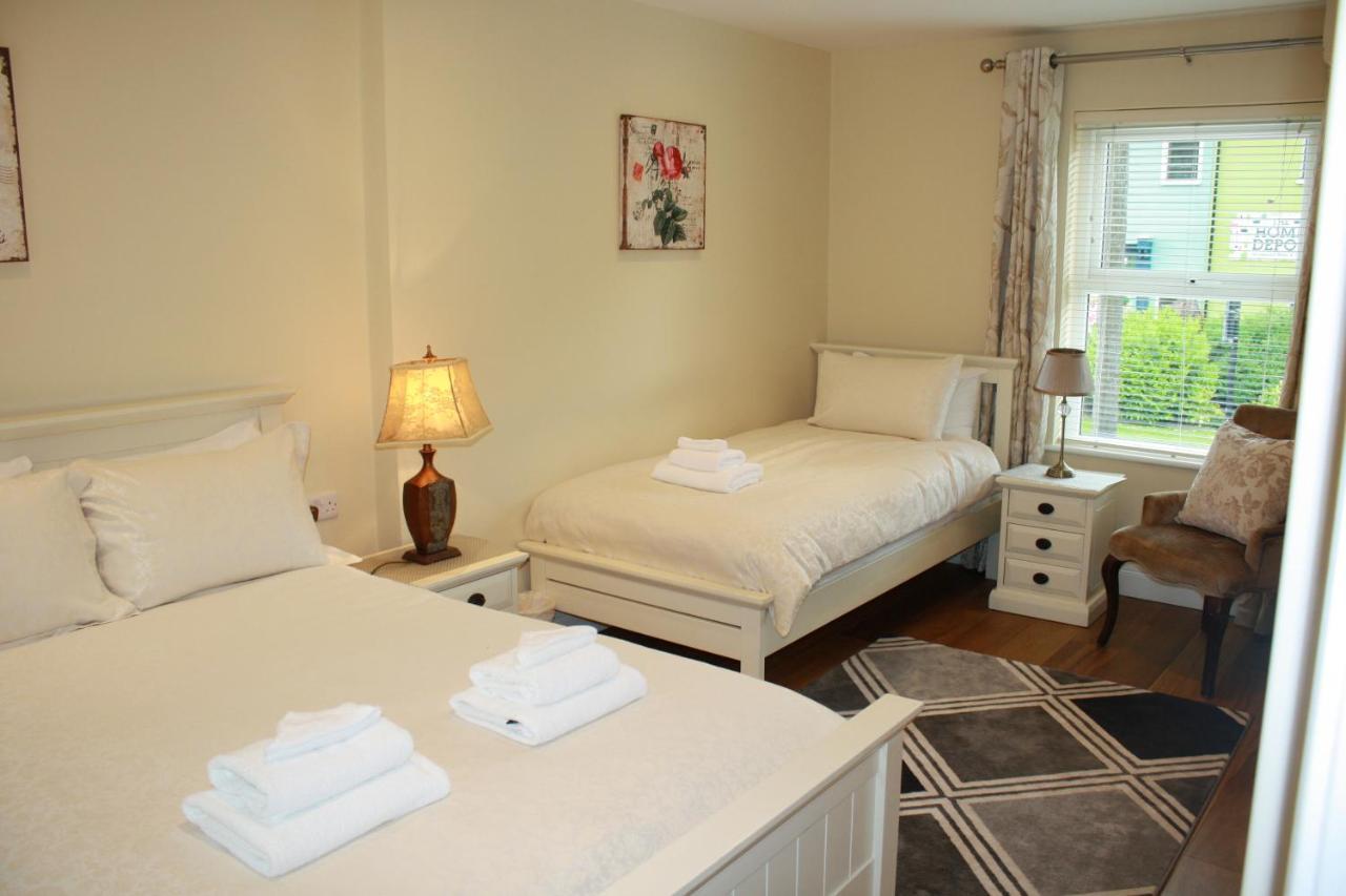 Luxury Townhouse -Free Private Parking- 2 Bedrooms Both En-Suite -Sleeps 5 - Fully Equipped Kitchen, Dining Room- Living Room With Tv Dvd Outside Courtyard With Seating - Fast Wi-Fi- 2-Minute Walk To Town Centre Killarney Dış mekan fotoğraf