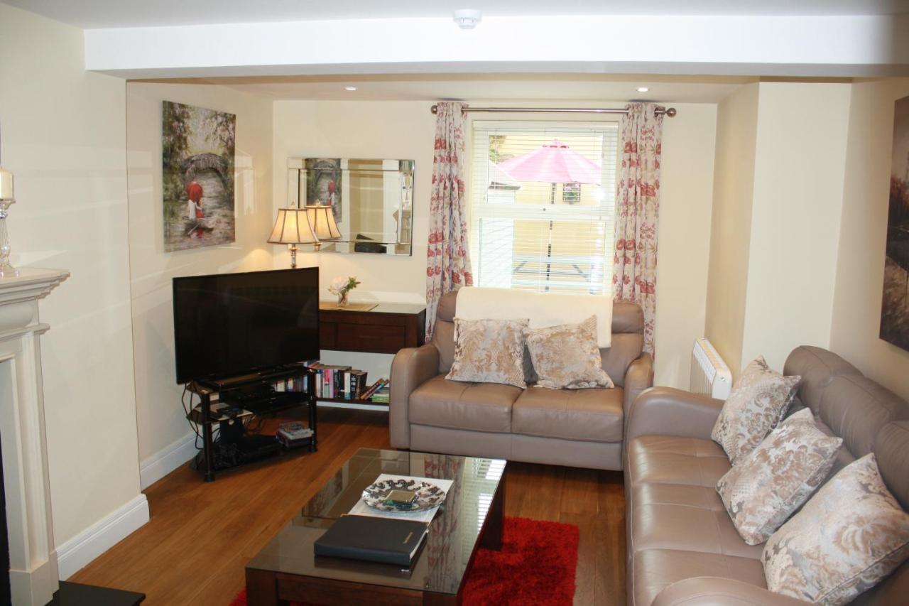 Luxury Townhouse -Free Private Parking- 2 Bedrooms Both En-Suite -Sleeps 5 - Fully Equipped Kitchen, Dining Room- Living Room With Tv Dvd Outside Courtyard With Seating - Fast Wi-Fi- 2-Minute Walk To Town Centre Killarney Dış mekan fotoğraf