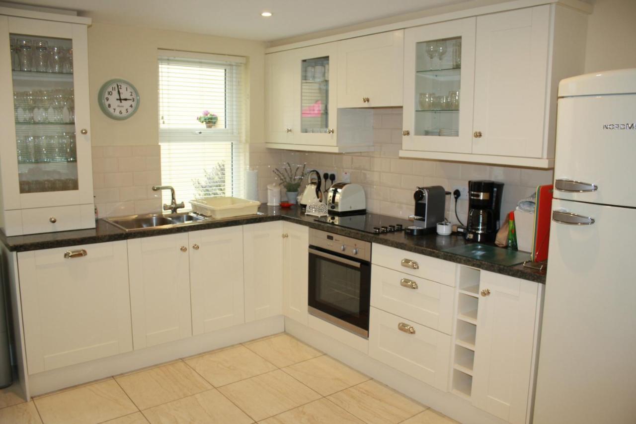 Luxury Townhouse -Free Private Parking- 2 Bedrooms Both En-Suite -Sleeps 5 - Fully Equipped Kitchen, Dining Room- Living Room With Tv Dvd Outside Courtyard With Seating - Fast Wi-Fi- 2-Minute Walk To Town Centre Killarney Dış mekan fotoğraf