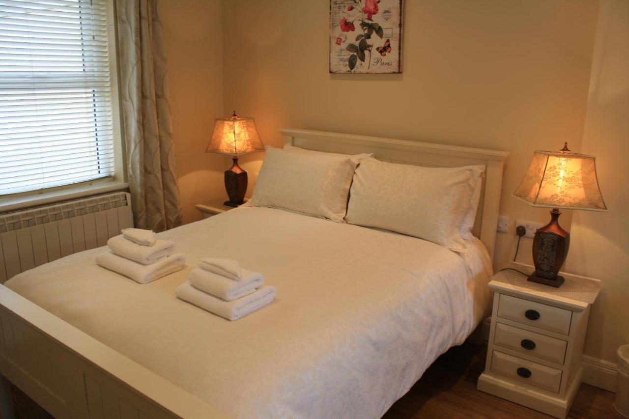 Luxury Townhouse -Free Private Parking- 2 Bedrooms Both En-Suite -Sleeps 5 - Fully Equipped Kitchen, Dining Room- Living Room With Tv Dvd Outside Courtyard With Seating - Fast Wi-Fi- 2-Minute Walk To Town Centre Killarney Dış mekan fotoğraf