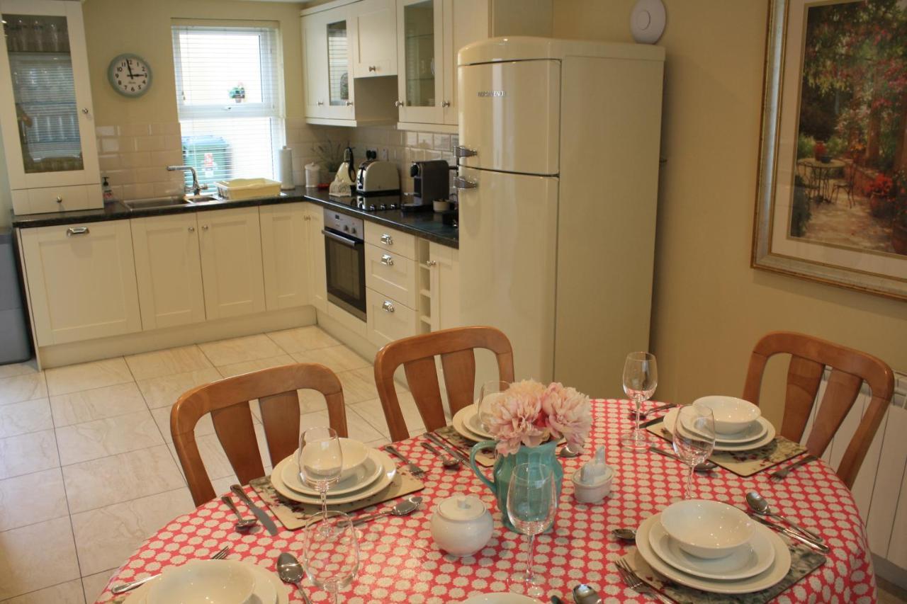 Luxury Townhouse -Free Private Parking- 2 Bedrooms Both En-Suite -Sleeps 5 - Fully Equipped Kitchen, Dining Room- Living Room With Tv Dvd Outside Courtyard With Seating - Fast Wi-Fi- 2-Minute Walk To Town Centre Killarney Dış mekan fotoğraf