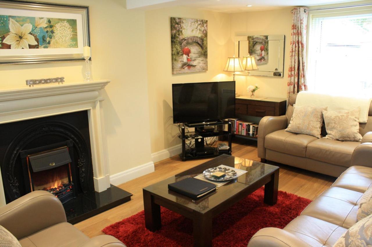 Luxury Townhouse -Free Private Parking- 2 Bedrooms Both En-Suite -Sleeps 5 - Fully Equipped Kitchen, Dining Room- Living Room With Tv Dvd Outside Courtyard With Seating - Fast Wi-Fi- 2-Minute Walk To Town Centre Killarney Dış mekan fotoğraf