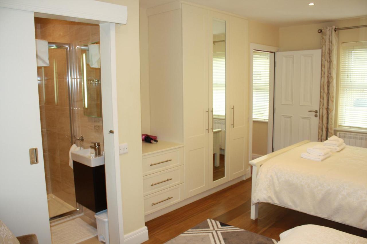 Luxury Townhouse -Free Private Parking- 2 Bedrooms Both En-Suite -Sleeps 5 - Fully Equipped Kitchen, Dining Room- Living Room With Tv Dvd Outside Courtyard With Seating - Fast Wi-Fi- 2-Minute Walk To Town Centre Killarney Dış mekan fotoğraf