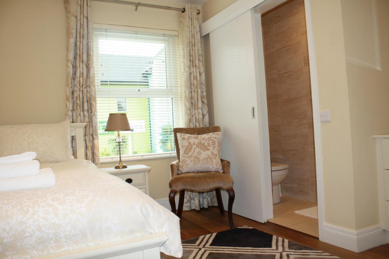 Luxury Townhouse -Free Private Parking- 2 Bedrooms Both En-Suite -Sleeps 5 - Fully Equipped Kitchen, Dining Room- Living Room With Tv Dvd Outside Courtyard With Seating - Fast Wi-Fi- 2-Minute Walk To Town Centre Killarney Dış mekan fotoğraf